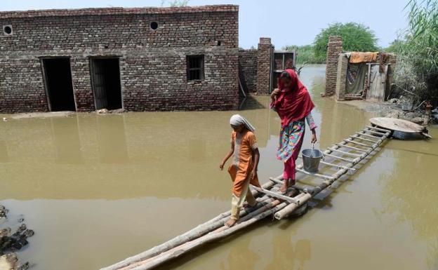 Las peores lluvias monzónicas en tres décadas matan a 1.100 personas e inundan un tercio de Pakistán