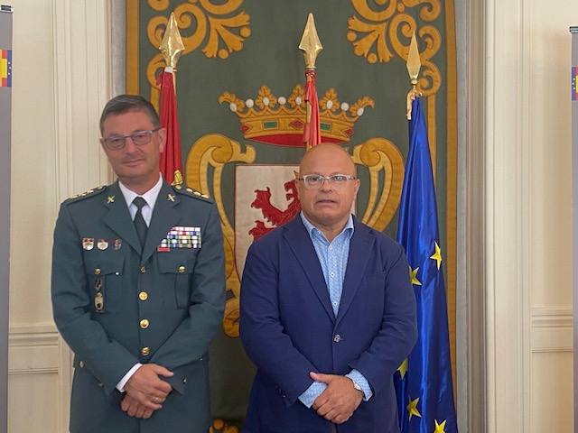 Faustino Sánchez recibe al Coronel Jefe interino de la Comandancia de la Guardia Civil de León, Julio Andrés Gutiérrez