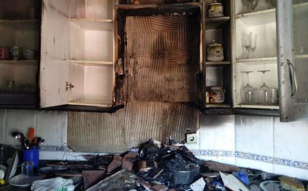 Una mujer y su hijo quedan atrapados en el balcón de su casa en Carracedelo por un incendio en el interior