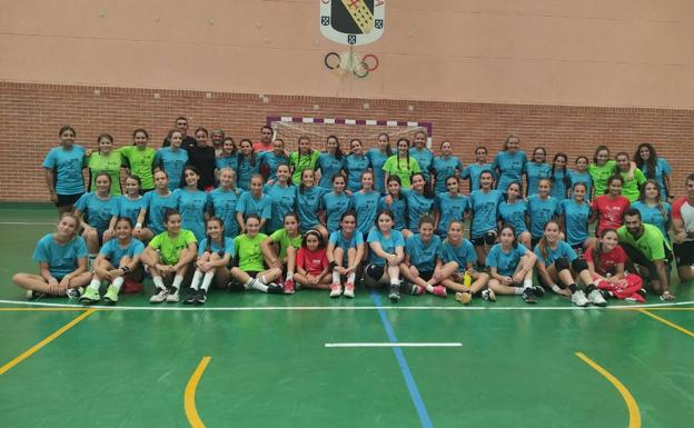 Las jugadoras del Balonmano Gijón entrenaron en el Vicente López