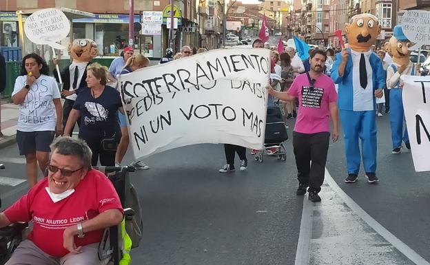 Los vecinos de Trobajo vuelven a llenar sus calles de reivindicación por su soterramiento