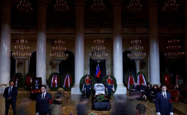 Miles de personas despiden en Moscú a Gorbachov en una deslucida ceremonia