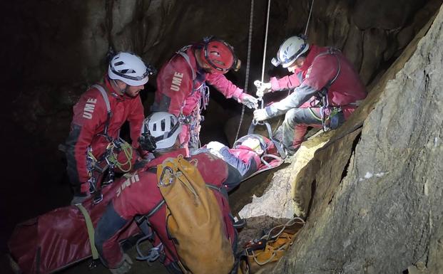 Un grupo de militares de la UME de León participa en un ejercicio de rescate en cuevas