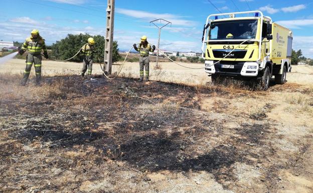 Medios terrestres y un helicóptero intervienen en un incendio en Villaquilambre