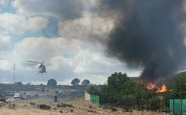 Un incendio en una zona de pastos en Villabalter obliga a intervenir a numerosos efectivos