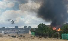 Un incendio en una zona de pastos en Villabalter obliga a intervenir a numerosos efectivos