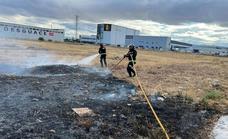 Un fuego en el polígono de Onzonilla obliga a detener un tren por la cercanía de las llamas a la vía