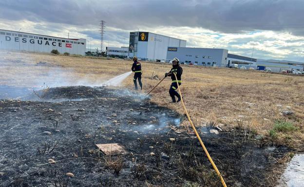 Un fuego en el polígono de Onzonilla obliga a detener un tren por la cercanía de las llamas a la vía