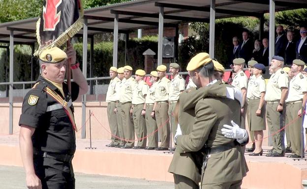 La UME en León tiene nuevo mando: «Es compatible la exigencia y venir con ilusión al trabajo»