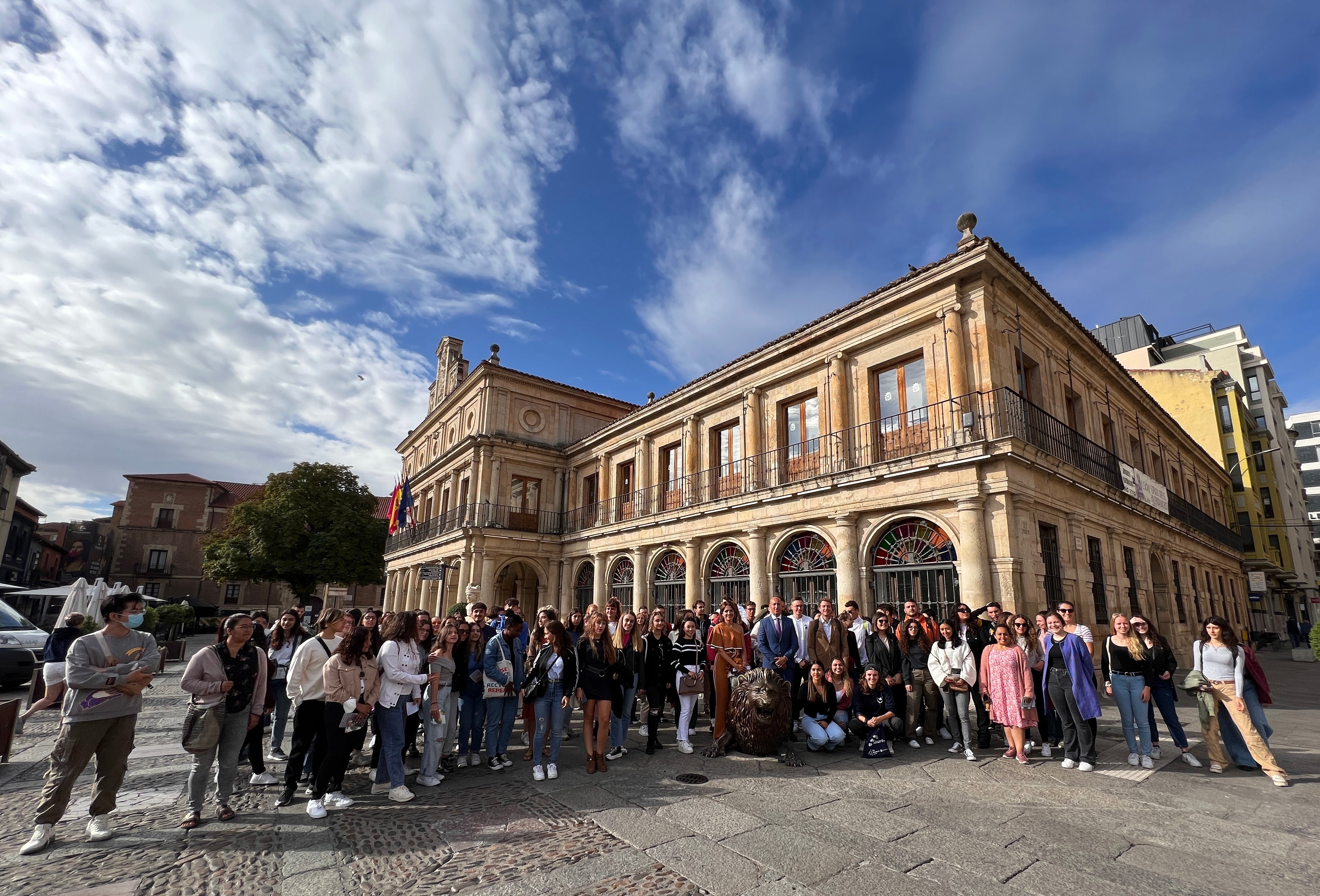 El alcalde recibe a cerca de 300 estudiantes de programas internacionales en la Universidad de León