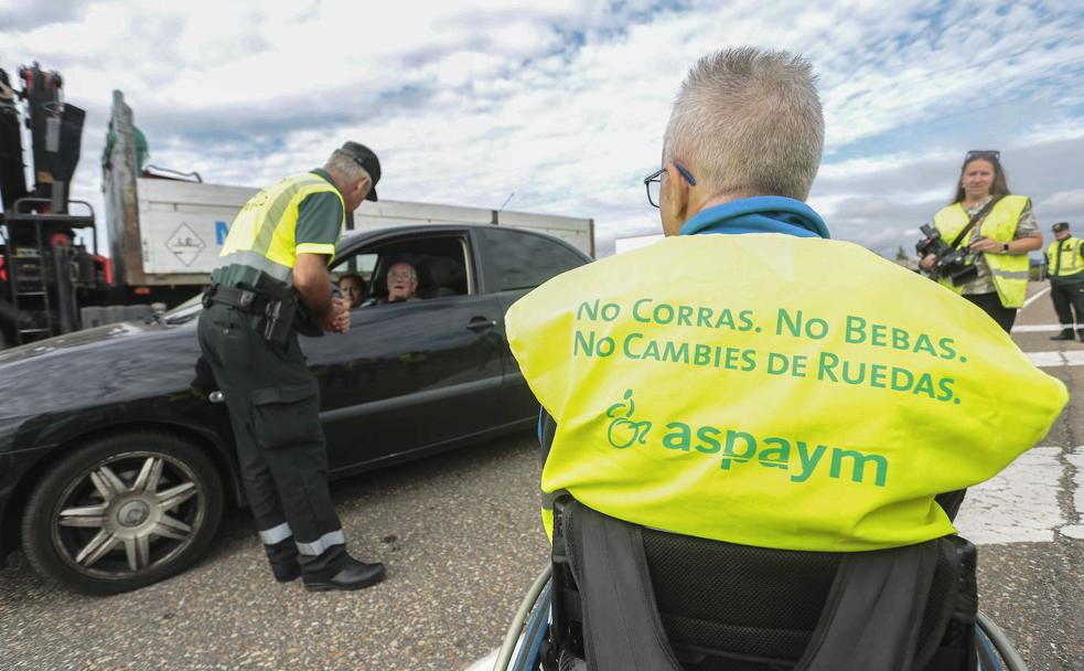 Un herido grave y otro de menor consideración tras dar varias vueltas de campana con su vehículo en Valdevimbre