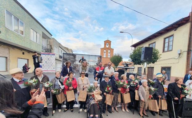 Santa María del Páramo homenajea a sus mayores por toda una vida de trabajo