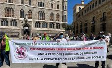 Los pensionistas vuelven a concentrarse en Botines para reclamar unas pensiones ajustadas «al coste de la vida»
