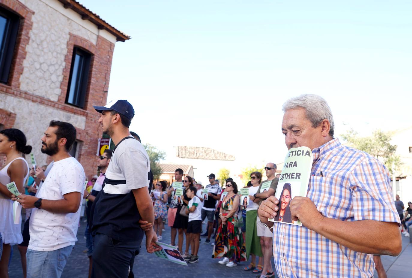 Vecinos de Transpinedo (Valladolid) se concentran para pedir justicia para Esther López