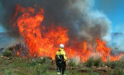 Un fuego se mantiene activo en León en un domingo con repunte de incendios