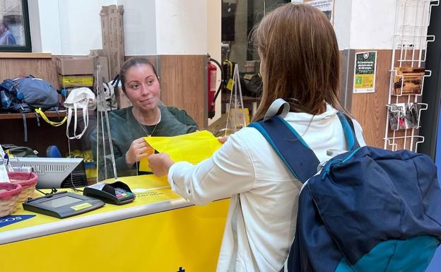 Correos anima en León y Ponferrada a que los peregrinos mantengan limpio el Camino de Santiago