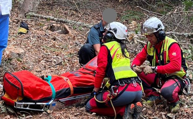 Rescatan a un hombre de 62 años herido al caerle un tronco mientras cortaba leña en Corullón