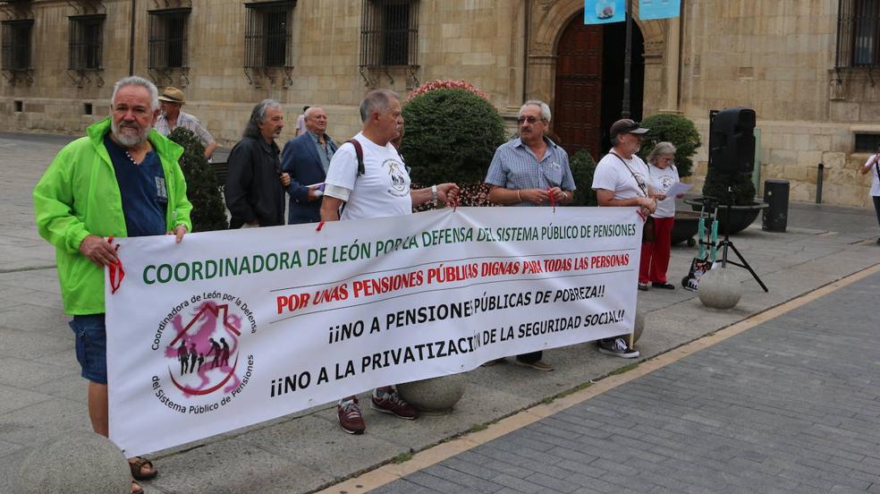 Los pensionistas de León se concentran frente a la Diputación