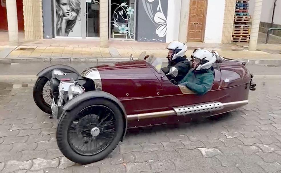 A Riaño en un Morgan 3-Wheeler