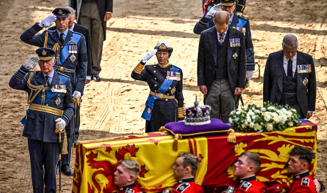 El traslado del féretro de Isabel II a Westminster, en imágenes
