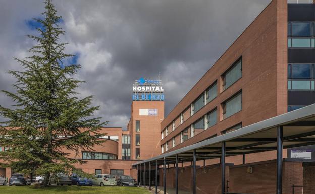 La Junta rechaza compatir médicos con Galicia para solucionar la falta de profesionales en el Hospital del Bierzo porque «es inviable jurídicamente»