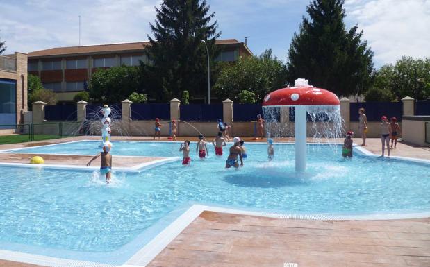 Santa María del Páramo pide una subvención a Diputación para la ampliación de las zonas verdes de las piscinas municipales