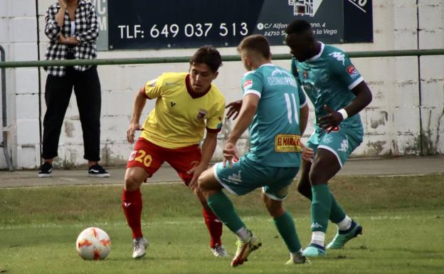 El Atlético Astorga se vale de un tanto de penalti para seguir creciendo en el inicio de curso