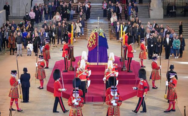 Detienen a un hombre por saltarse el perímetro de seguridad y tocar el féretro de Isabel II