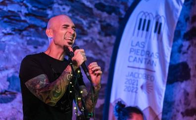 Carlos Escobedo reúne a más de un centenar de personas en un concierto de 'Las Piedras Cantan' en Ponferrada