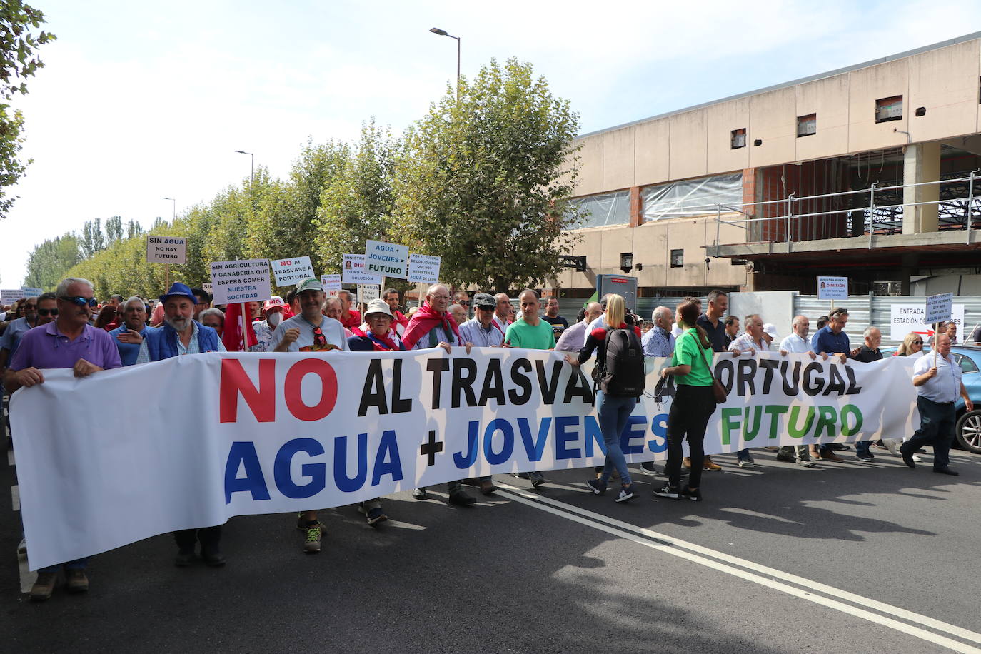 Los regantes de León claman en las calles contra el desembalse de agua hacia Portugal