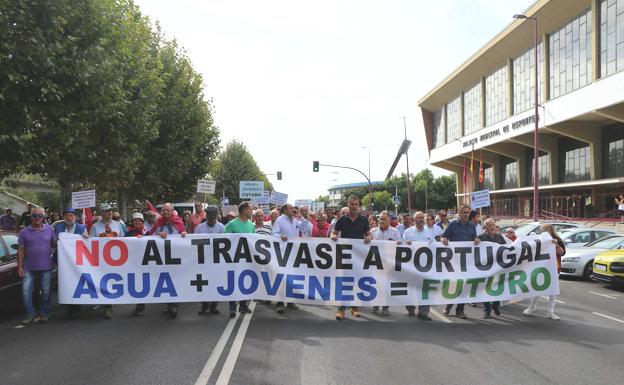 Los regantes leoneses dejan ver en la calle su total rechazo al desembalse de agua hacia Portugal: «Esto se acabó»