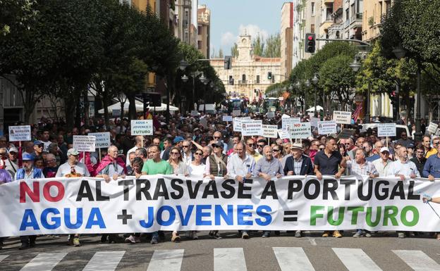 Los regantes llegan con sus tractores a León para rechazar el desembalse de agua a Portugal