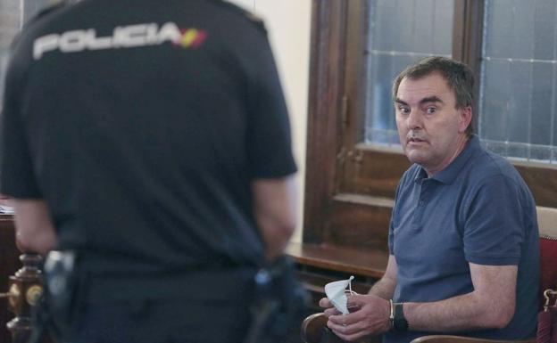 La policía oyó al hombre acusado de arrojar a una mujer por el balcón: «No sé lo que pasó, se me cayó»