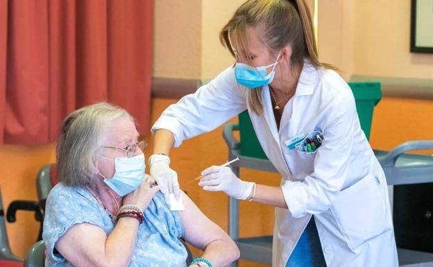 Sanidad reactiva en León la cuarta dosis de vacunas contra la covid-19 y la gripe a los mayores de 80 años