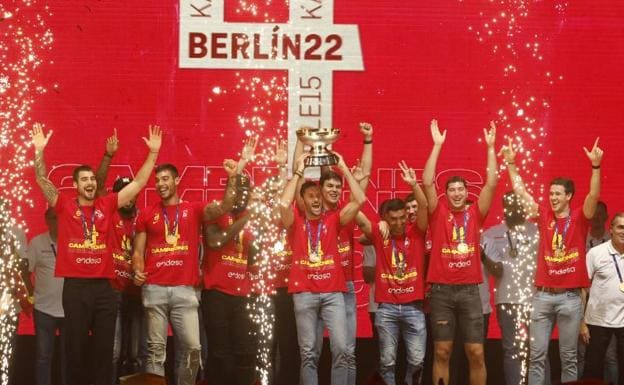 Rudy Fernández, capitán de la selección, levanta el trofeo conquistado en el Eurobasket 2022. 