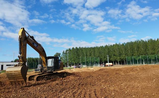 Avanzan las obras que dotarán a Valencia de Don Juan de un campo de fútbol de hierba artificial