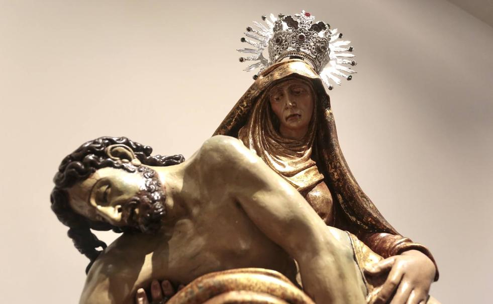 La Virgen del Mercado muestra su ajuar