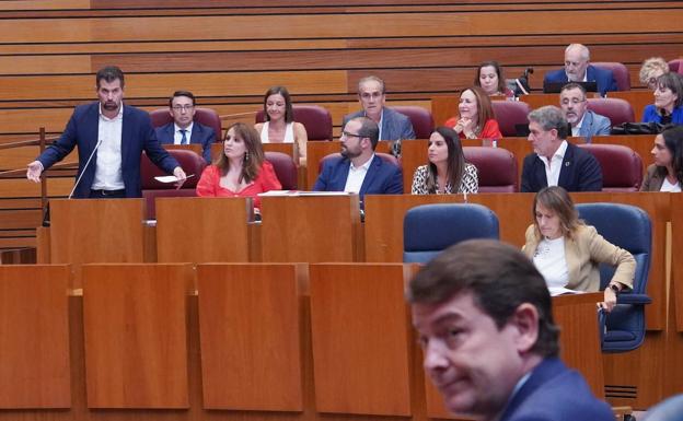 Mañueco defiende el modelo energético de la comunidad y Tudanca le afea «el regalo a los ricos»