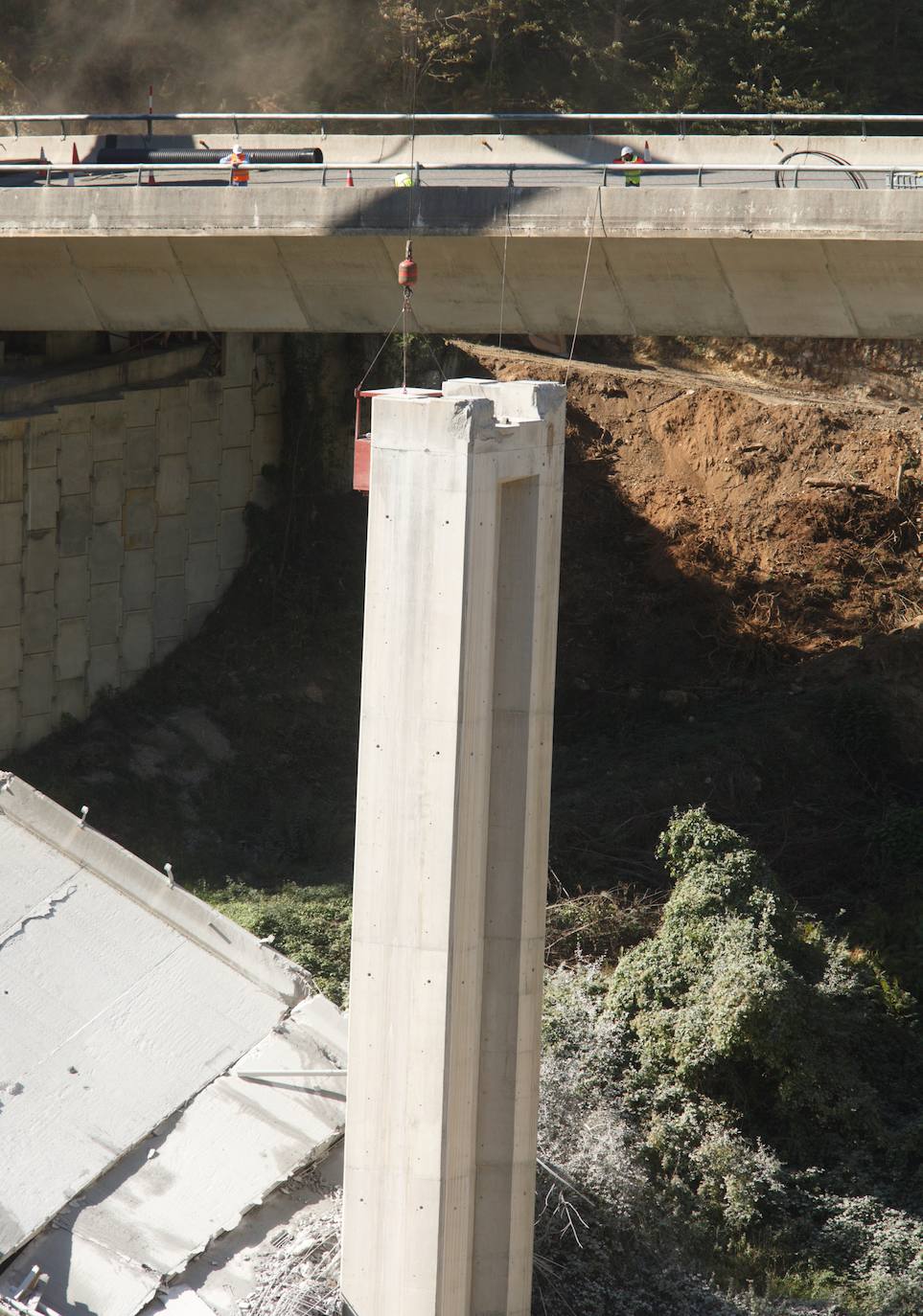 Desmontaje de dos pilas del viaducto del Castro