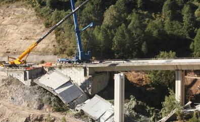 El Mitma inicia el desmontaje de las pilas 1 y 2 del viaducto del Castro de la A-6 en Vega de Valcarce