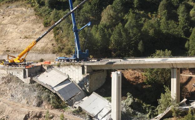 El Mitma inicia el desmontaje de las pilas 1 y 2 del viaducto del Castro de la A-6 en Vega de Valcarce