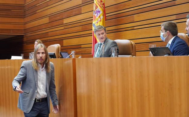 El vicepresiente suspende el pleno de las Cortes tras un rifirafe en el turno de Pablo Fernández