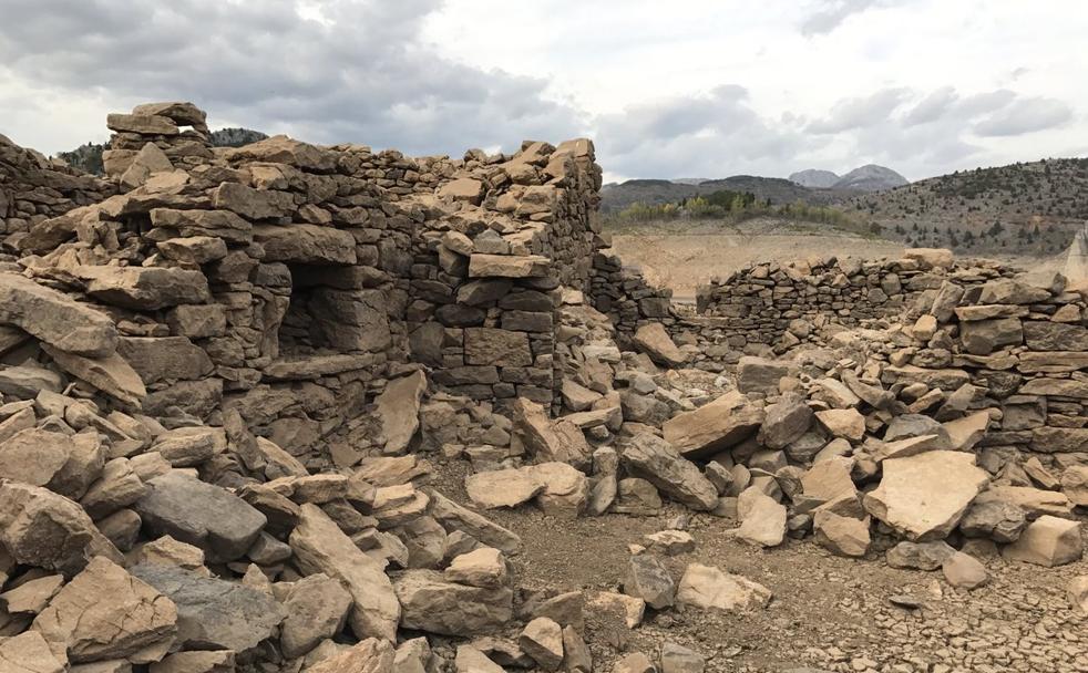 Los pueblos olvidados de Barrios de Luna emergen entre las escasas aguas del pantano