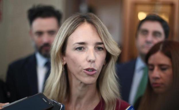 Álvarez de Toledo desobedece al PP para garantizar el castellano en Cataluña