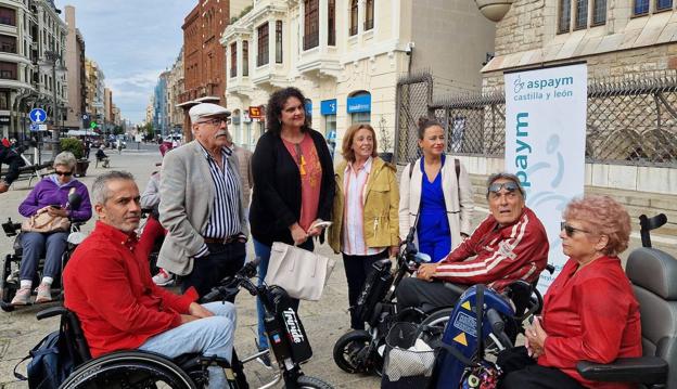 León reivindica el turismo inclusivo con la visita de socios y el presidente de Aspaym