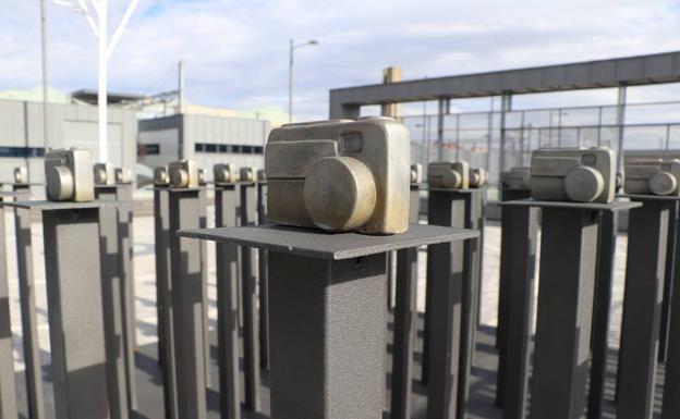 Tres esculturas contemporáneas y una bomba de agua de 1863 engalanan la estación de tren de León
