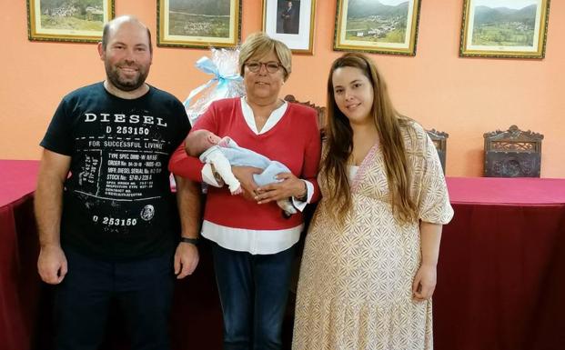 Villanueva de Omaña celebra el primer nacimiento de un bebé en los últimos treinta años