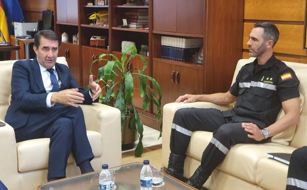 Suárez-Quiñones recibe al nuevo jefe del mando del V Batallón de la UME