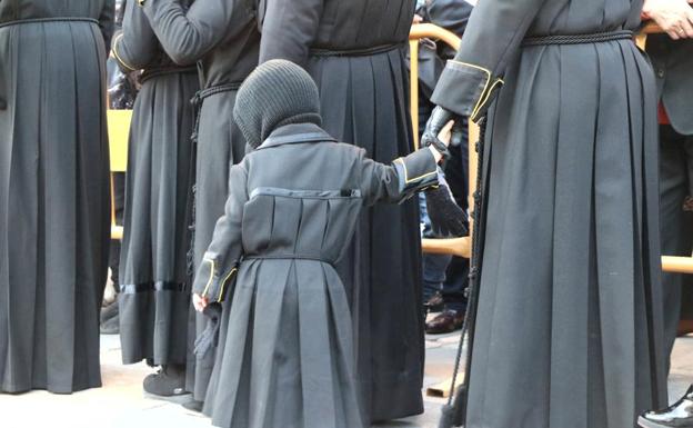 León exhibe su Semana Santa en una histórica procesión magna con 5.000 papones