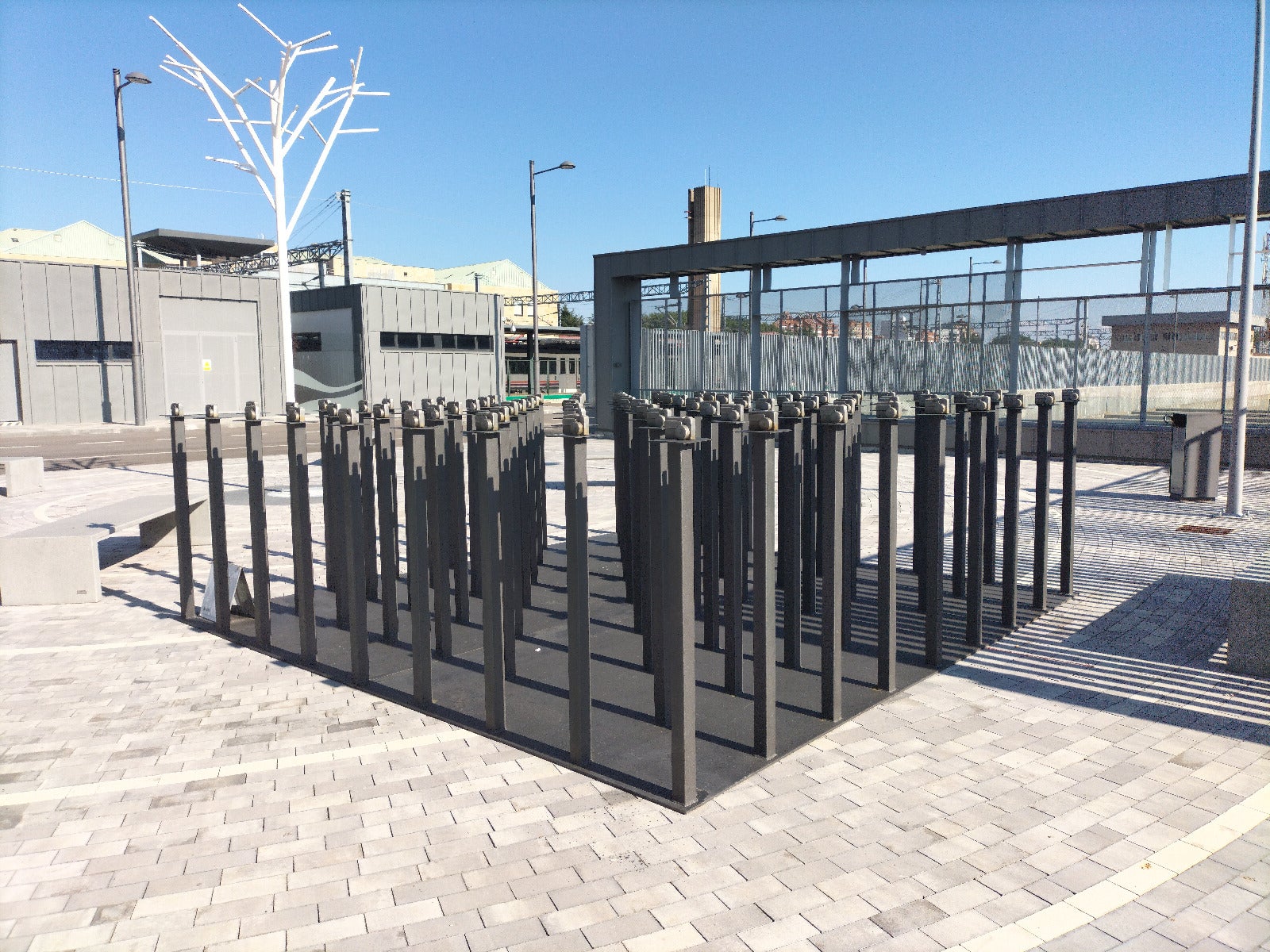 Tres esculturas engalanan la estación de tren